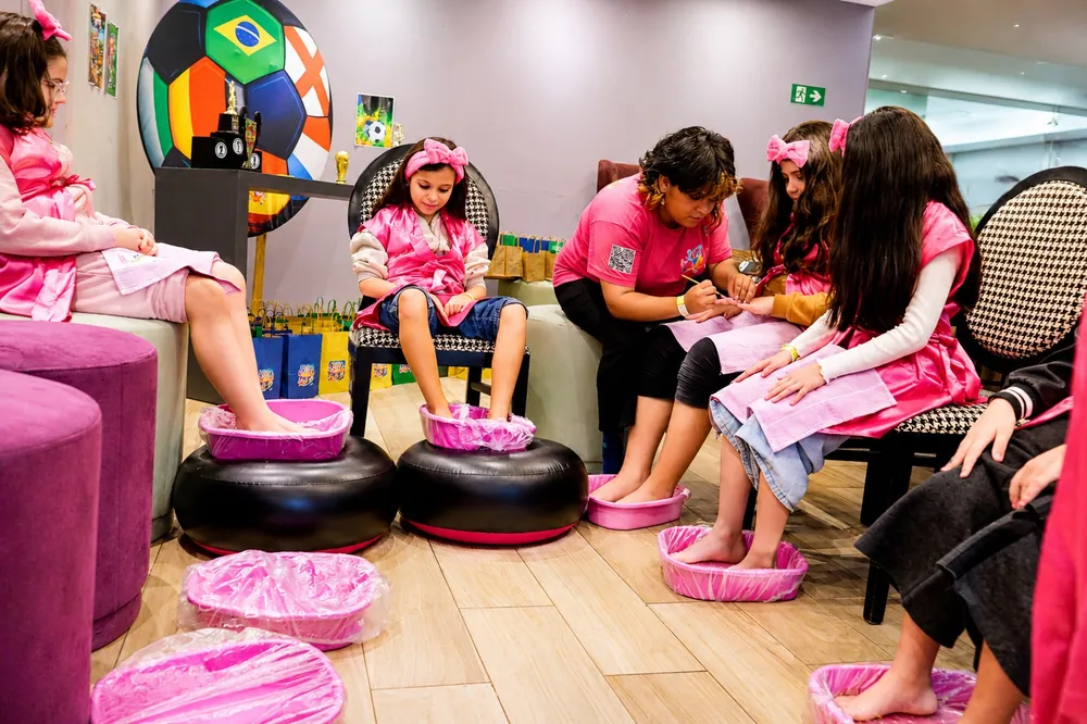 Crianças participando do SPA Infantil da KR Arte Lúdica